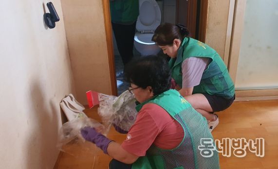 대구 북구 동천동 새마을협의회·부녀회, ‘사랑의 집 고쳐주기 ’봉사활동