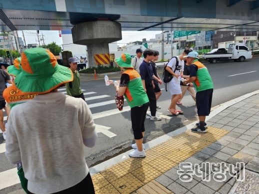 대구 북구 산격2동 자율방재단, 폭염 대비 물 나눔 행사 개최