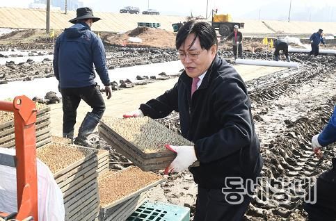 박용철 강화군수, 영농철 맞아 현장 속으로… 못자리 설치 농가 찾아 허심탄회 소통