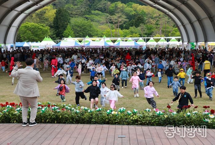 웃음 만점! 보성군, 제103회 어린이날 행사 성황리에 마쳐_ 한국차문화공원 잔디광장에서 어린이들이 ‘무궁화 꽃이 피던 날’ 게임을 하고 있다.