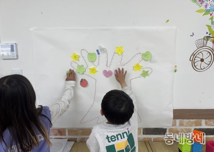 참여 아동들이 소망 나무를 꾸미고 있다.