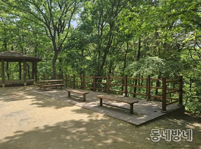 데크형 휴게쉼터가 설치된 동진원1근린공원