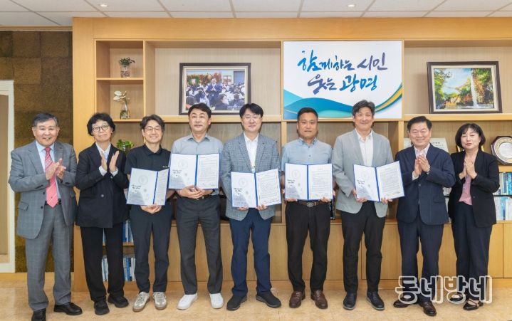 박승원 광명시장(사진 왼쪽 여덟 번째)이 22일 관내 5개 의료기관과 퇴원환자 연계를 위한 업무협약(MOU)을 체결하고 기념사진을 촬영하고 있다.