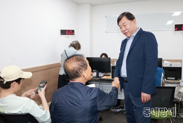 김종훈 동구청장은 22일 2차 민생회복 소비쿠폰 신청 및 지급 관련전하2동행정복지센터 등을 방문해 업무담당자 격려 및 민원인 상담 안내를 돕고 있다.