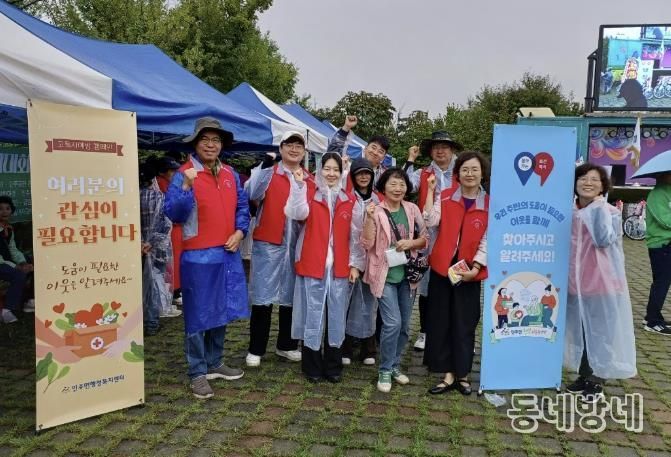 홍보 캠페인에 참여한 인주면 행복키움추진단 단원들이 기념 촬영을 하고 있는 모습