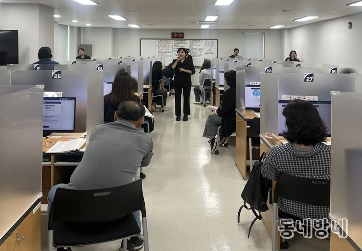 청각장애인 요양보호사 시험장(청각장애 응시자들을 위해 수어로 시험 시작 전 응시자 시험요령을 안내하고 있는 모습)