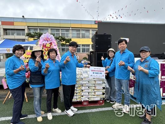 SK바이오텍은 연동면체육대회에서 지역민을 위한 쌀을 전달하였다.