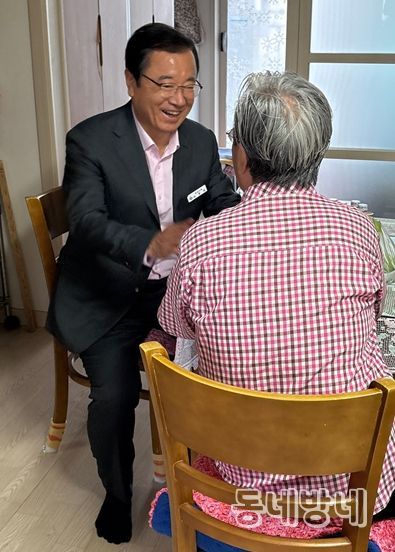 이현재 하남시장이 취약계층 가정에 직접 찾아 격려하고 생활 불편 사항을 살피며 안부를 확인하고 있다.