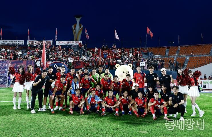 9월 27일 포항전 홈경기에서 승리한 김천상무 선수단이 승리샷을 찍고 있다.j