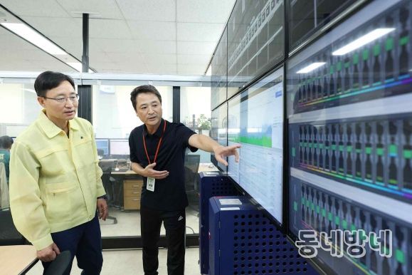 < 임광현 국세청장이 국세청 정보시스템 운영현황을 모니터링하고 있다.