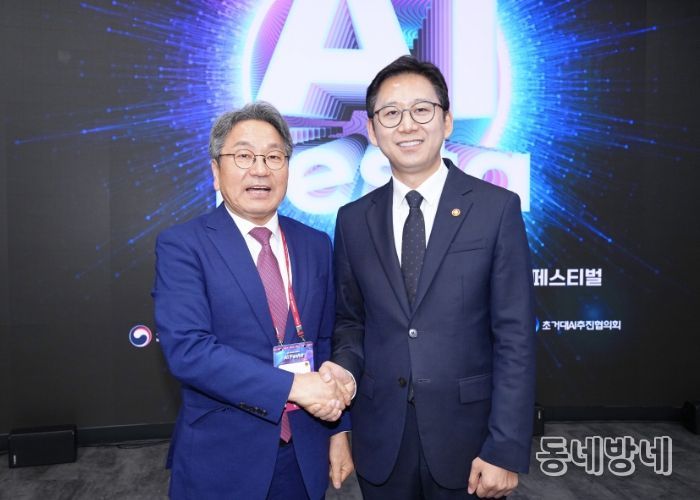강기정 광주광역시장이 30일 서울 코엑스에서 열린 ‘AI 페스타(Festa) 2025’에 참석해 배경훈 과학기술정보통신부 장관과 환담을 나누고 있다. /광주광역시 제공