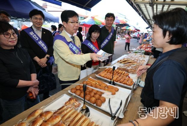 박병규 광산구청장이 1일 송정매일시장에서 전통시장 이용 분위기 확산과 지역상권 활성화를 위해 전통시장 상인들을 격려하고 제수 등 명절 용품을 구입했다.