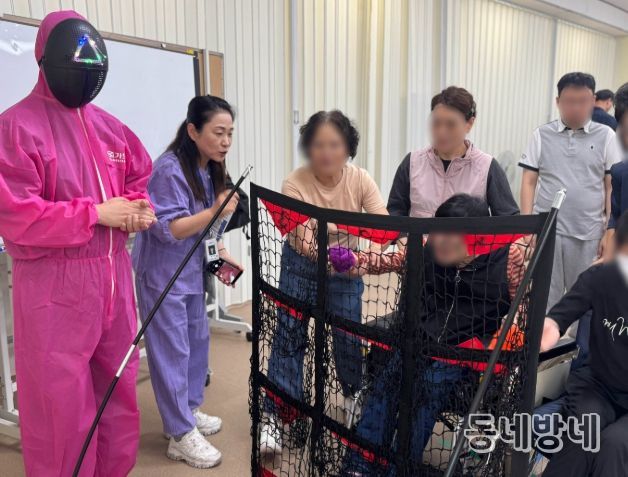 광산구장애인복지관은 한가위-달에서 온 초대장 행사에서 주민들이 체험행사를 진행하고 있다.