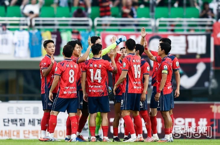 9월 27일 포항전 홈경기에서 김천상무 선수들이 경기 시작 전 파이팅을 하고 있다
