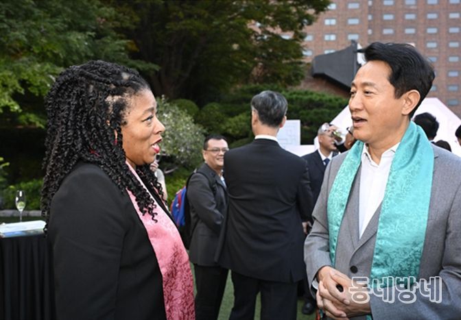 2025 세계대도시협의회 창립 40주년 기념 서울 총회(서울색 모티프의 한복 머플러를 착용한 카밀 조셉 바를락(Camille Joseph Varlack) 뉴욕 부시장과 오세훈 서울시장)