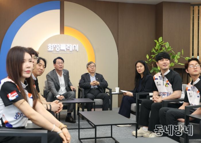 정명근 화성특례시장이 볼링선수들과 간담회를 하고 있다