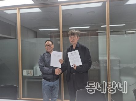 왼쪽부터 김용승 서울시마을버스운송사업조합 이사장, 김태명 서울시 교통기획관