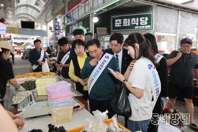 송기섭 진천군수 전통시장 장보기 행사