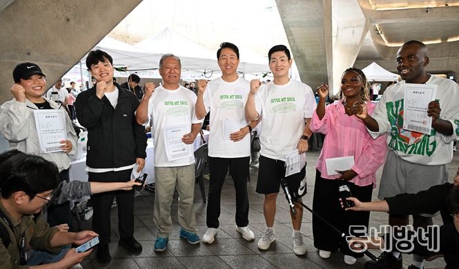 오세훈 서울시장이 10일(금) 동대문디자인플라자(DDP) 어울림마당에서 열린 '한가위 확·찐·살 확빼기' 챌린지에서 체력인증서를 들고 기념촬영하고 있다.