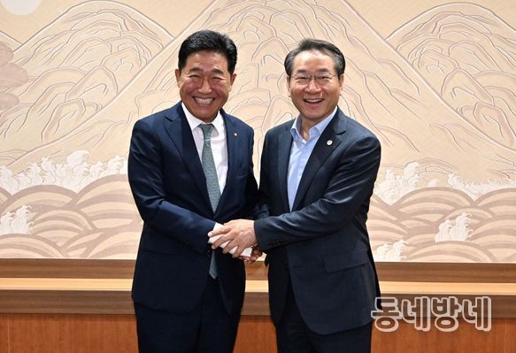 유정복시장이 박종범 세계한인경제무역협회 회장을 만나(25.7.25) 10월 개최되는 세계한인인경제인대회 추진 상황을 점검하고 있다