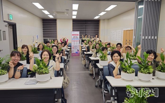 지난 9월 18일 광명시여성새로일하기센터 너른교실에서 '새일과 손잡(job)아요! 힐링 프로그램'을 진행하고 기념사진을 촬영하고 있다.
