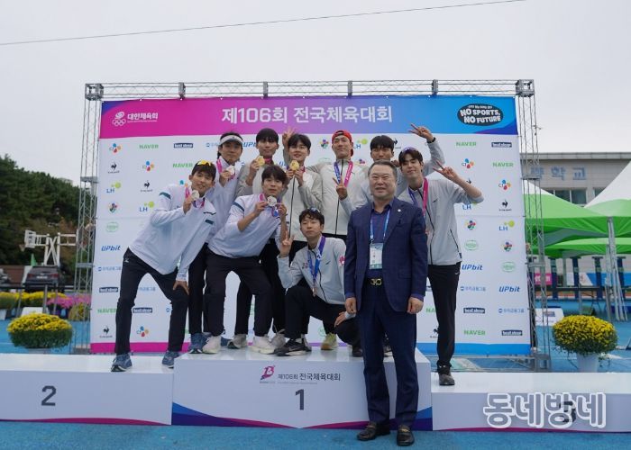 전갑수 체육회장이 복싱 한영훈(1위)에게 시상하고 있다.(왼쪽부터 신명훈 동구청 감독, 전갑수 회장, 한영훈 선수, 고영삼 전무이사, 이현승 코치)