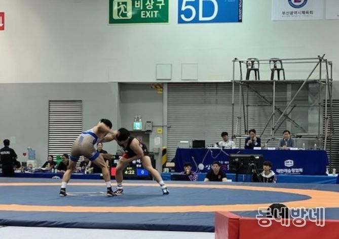 제106회 전국체육대회 레슬링 경기에서 정용석 선수(오른쪽)가 상대 선수와 치열한 경합을 벌이고 있다.
