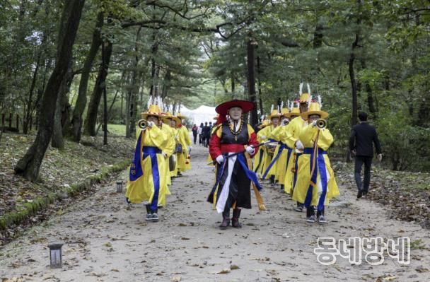 2025 동구릉 힐링 예술제’의 시작을 알리는 건원취타대의 개막 행진 모습(사진=구리문화원)