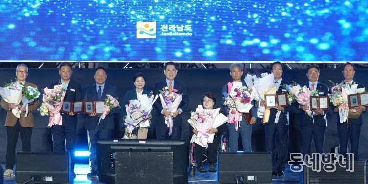 김영록 전라남도지사가 24일 도청 OK도민광장에서 열린 ‘제29회 전라남도 도민의 날’ 기념행사에 참석해 자랑스러운 전남인 상을 시상하고 기념촬영을 하고 있다.