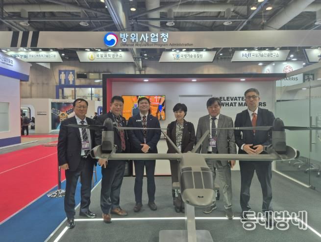 우주항공국장, BELL TEXTRON 부스 방문