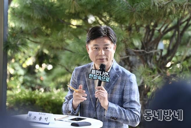 조용익 부천시장이 27일, 고라개공원에서 열린 ‘틈만나면, 현장속으로’ 에서 레미콘 공장 일대 환경오염 최소화를 위해 주민 및 업체 관계자와 의견을 나누고 있다.