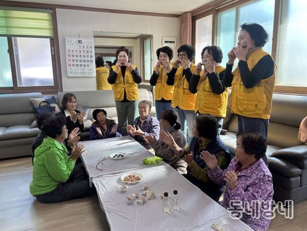 영주시자원봉사센터에서 오감을 활용한 프로그램을 진행하고 있다(하모니카 연주 청각회상)