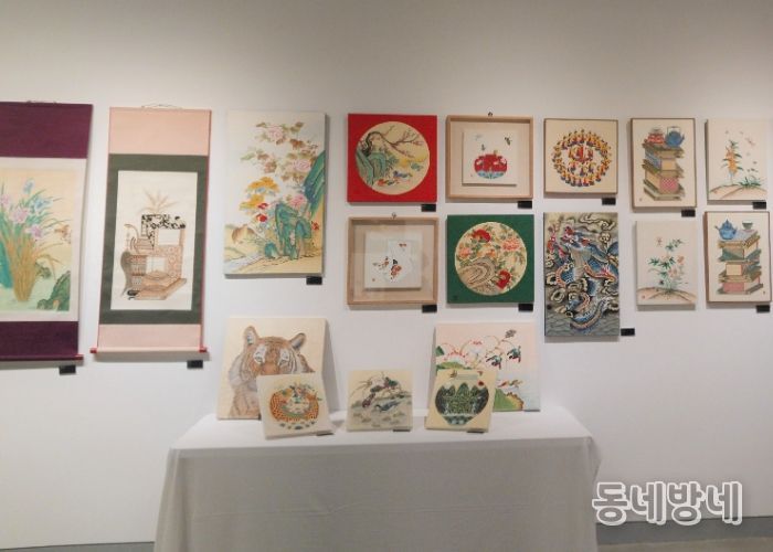 11월 1일까지 서울 한전아트센터 제1전시관에서 열리는 '2025년 도서관 문화예술 동아리 축제' 에 전시 중인 광명시 하안도서관 '민화연구회'의 민화.