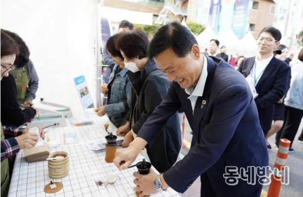 이승로 성북구청장이 구민들과 함께 온:마을 페스타 축제를 즐기고 있다