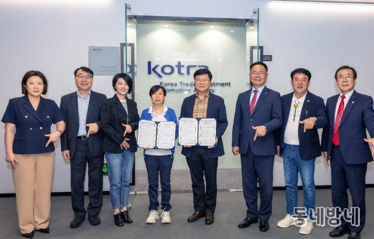 중국 선전 코트라(KOTRA) 무역관에서 열린 간담회에서 김재욱 칠곡군수, 이상승 칠곡군의회 의장, 오용만 군의원, 코트라 관계자, ㈜제이에프 이재표 대표, 현지 기업 대표가 구매의향 타진을 위한 양해각서(MOU)를 체결하고 기념촬영을 했다.