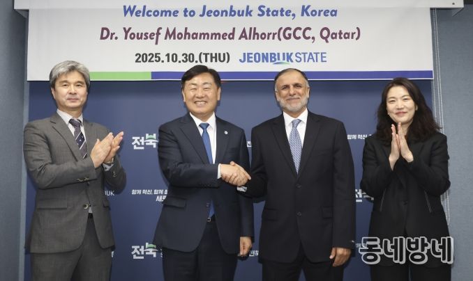 30일 서울 전북특별자치도 중앙협력본부에서 김관영 도지사가 유세프 모하메드 알호르 카타르 글로벌탄소위원회(GCC·Global Carbon Council) 의장과 탄소중립 및 지속가능 인프라 구축을 위한 협력 방안을 논의하고 기념촬영을 하고 있다