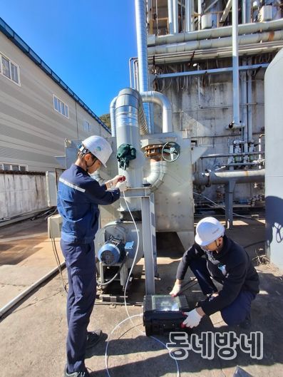 경주시 환경정책과 직원과 민간 환경기술인이 관내 환경배출사업장을 점검하며 대기오염 방지시설의 가동 상태를 확인하고 있다