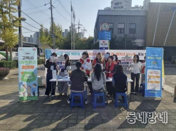 지역 주민에게 앱 설치 및 복지 상담 중인 행복키움추진단과 순천향대학교 학술동아리 PRerz