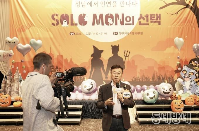 신상진 성남시장이 ‘솔로몬의 선택’ 행사를 취재 나온 영국 일간지 ‘더 가디언’과 인터뷰 중이다