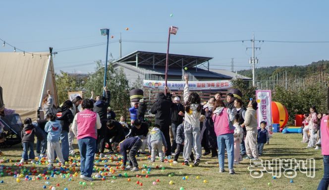 지난 1일 고경면 아이니농원에서 열린 ‘제4회 금쪽이와 함께하는 감성 힐링 팜크닉’ 참여 가족들 모습