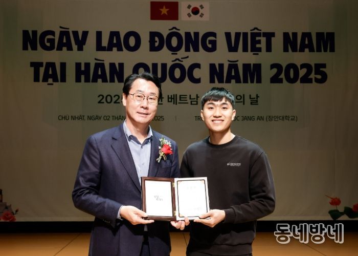 정명근 화성특례시장이 수상자와 함께 기념촬영을 하고있다