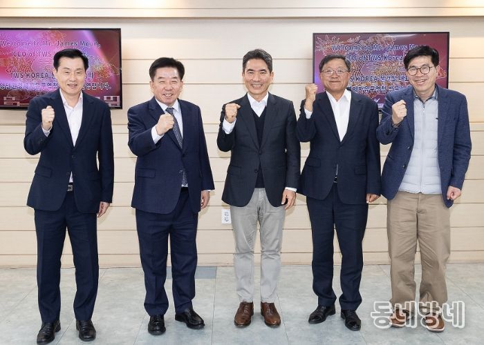 11월 3일, 구충곤 광양경자청장(왼쪽에서 두번째)와 중국 에너지저장장치(ESS) 분야 글로벌 기업인 티더블유에스(TWS) 문건철 한국지사장(왼쪽에서 세번째)이 투자상담을 진행하고 기념촬영을 하고 있다.