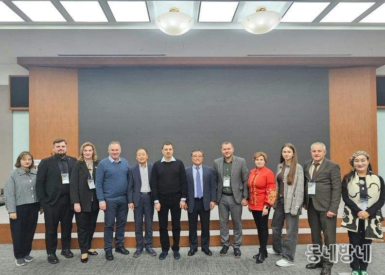 10월 28일 한국과 우크라이나 관계자들이 한국경제개발원 내에 설립된 글로벌지식협력단지를 방문해 한국 경제 발전사를 다룬 전시관을 방문하고 함께 기념촬영을 했다. 사진 맨 좌측에서 다섯번쨰는 KUNBA의 이사장 이양구 (전 우크리아니 대사)이며, 사진 맨 우측이 글로벌외교관포럼의 제나 정 (Dr.Zena Chung) 이사장이다.