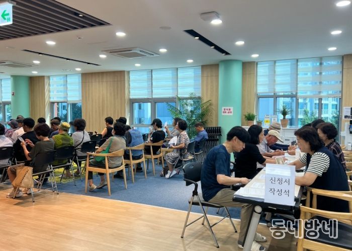 7월 퇴계원읍에서 봉사자들이 원활한 운영을 위한 봉사활동을 펼치고 있다.