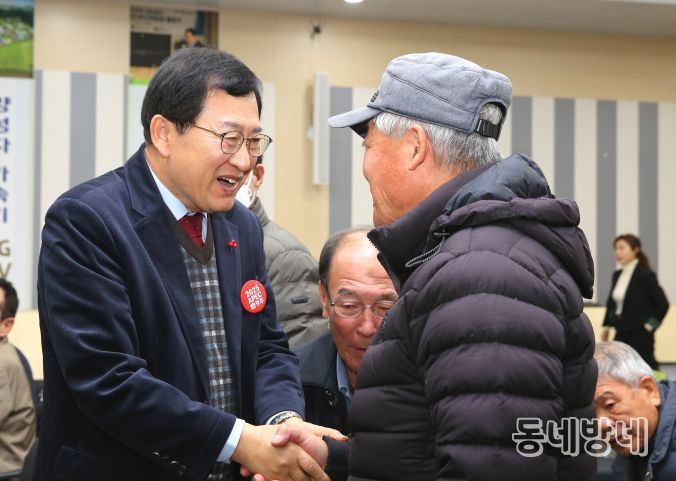 주낙영 경주시장이 어르신과 반갑게 인사하며 복지 현장의 목소리를 청취하고 있는 모습.
