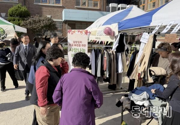 서울 장위동 장곡초등학교 운동장에서 사랑나눔 바자회가 열렸다