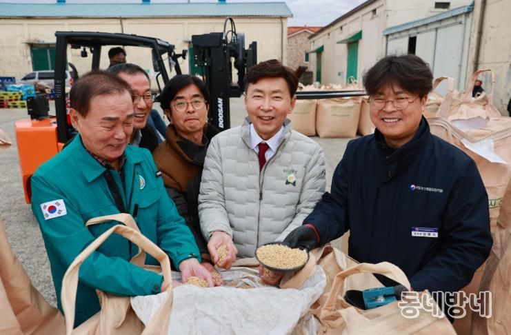 보성군이 오는 11일 겸백면을 시작으로 12개 읍면에서 2025년도 공공비축미곡 포대벼 매입을 본격 추진한다_전년도 수매 현장 모습