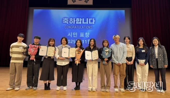 혁신나래연구단 우수과제 수상 팀이 수상 후, 기념사진을 촬영하고 있다.