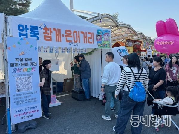 정화활동에 참여하고 있는 음식거리 영업주들