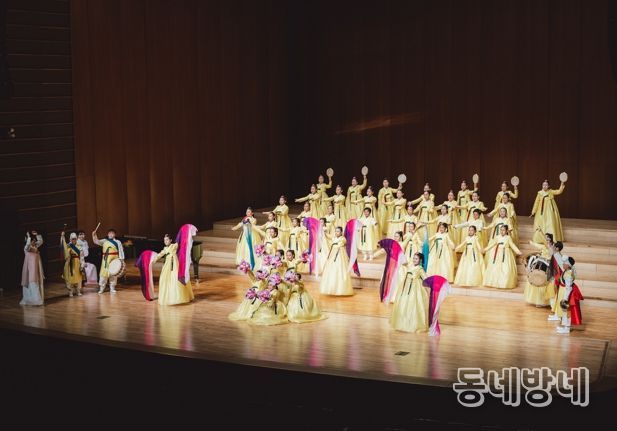 나주시립소년소녀합창단이 제21회 부산국제합창제에서 청소년 부문 3위와 금상을 수상했다. 사진은 부산국제합창제 경연대회에서 공연을 하는 나주시립소년소녀합창단 모습.